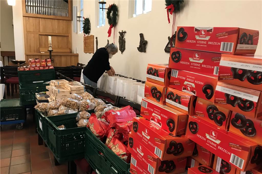 Tafel Olfen packt Weihnachtstüten, um Bedürftigen die Adventstage zu versüßen Viele Leckereien galt es in Tüten zu verpacken.