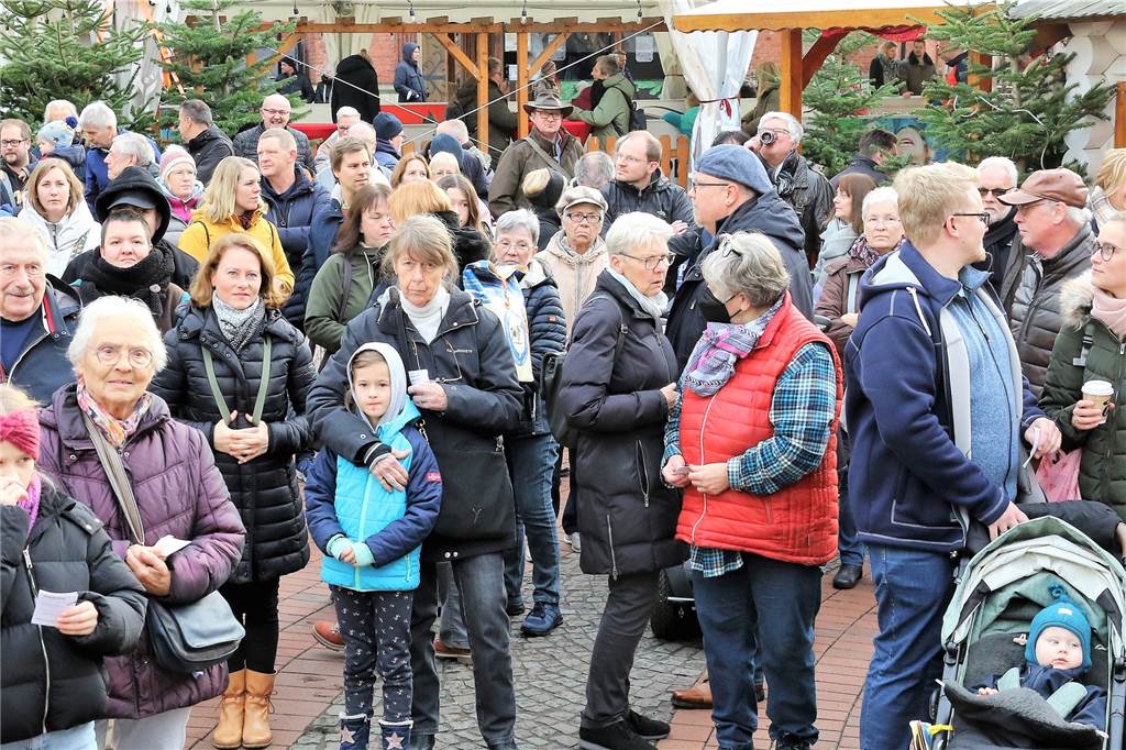 Glücksthalerziehung: Angelika und Detlef Krziwon ziehen Hauptgewinn Viele Menschen stehen auf dem Marktplatz in Haltern.