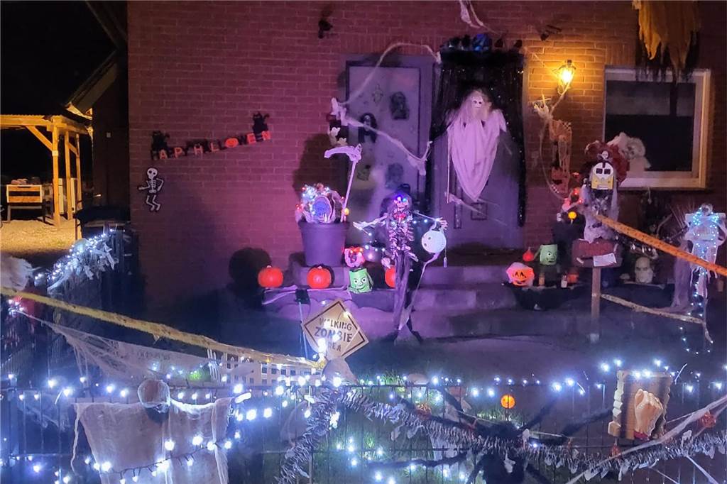 Viele Lichterketten beleuchten den Garten im Dunkeln.