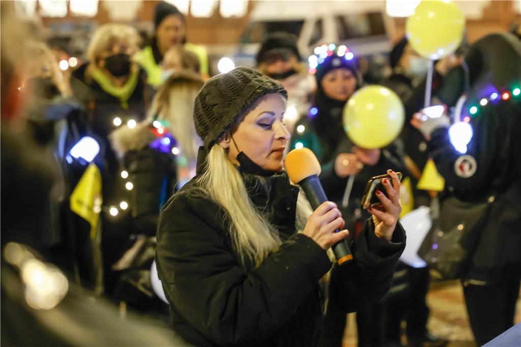 Impfpflicht, 2G: Was will die Anmelderin der Corona-Demos? Viele Lichterketten sind zu sehen bei den Protesten. Zumindest in Reden positioniert sich die Demo-Anmelderin Janine Beicht deutlich gegen Rechts.