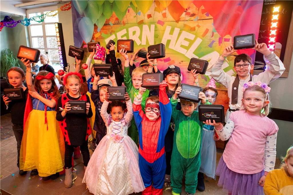 Viele liefen mit beim Kinderkarnevalszug durch Haltern, noch mehr standen am Straßenrand. Die Halterner scheinen etwas vermisst zu haben.