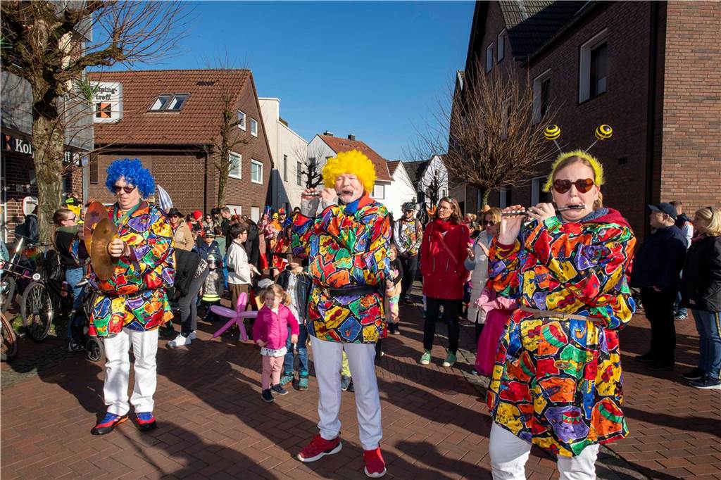 Viele liefen mit beim Kinderkarnevalszug durch Haltern, noch mehr standen am Straßenrand. Die Halterner scheinen etwas vermisst zu haben.