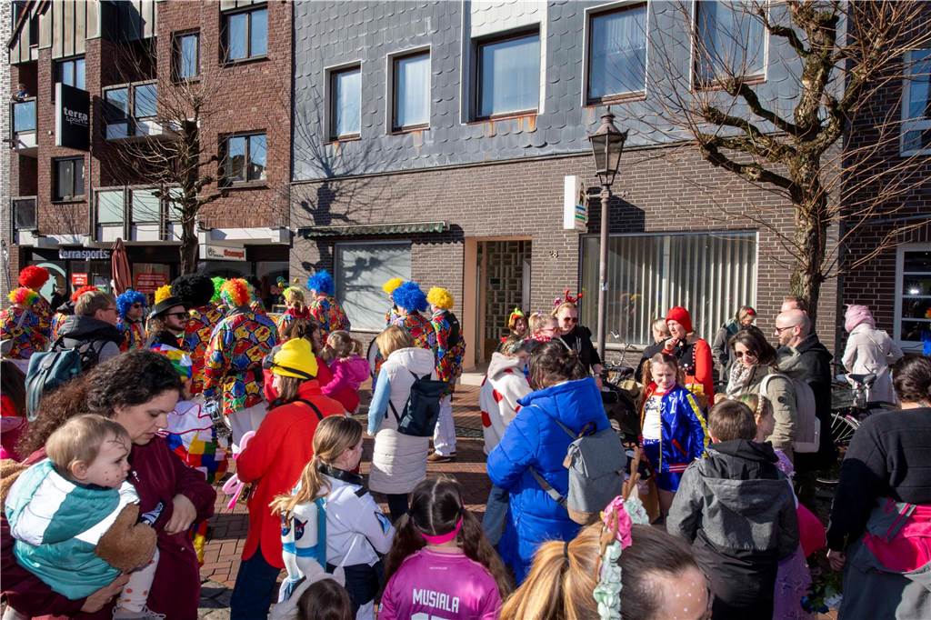 Viele liefen mit beim Kinderkarnevalszug durch Haltern, noch mehr standen am Straßenrand. Die Halterner scheinen etwas vermisst zu haben.