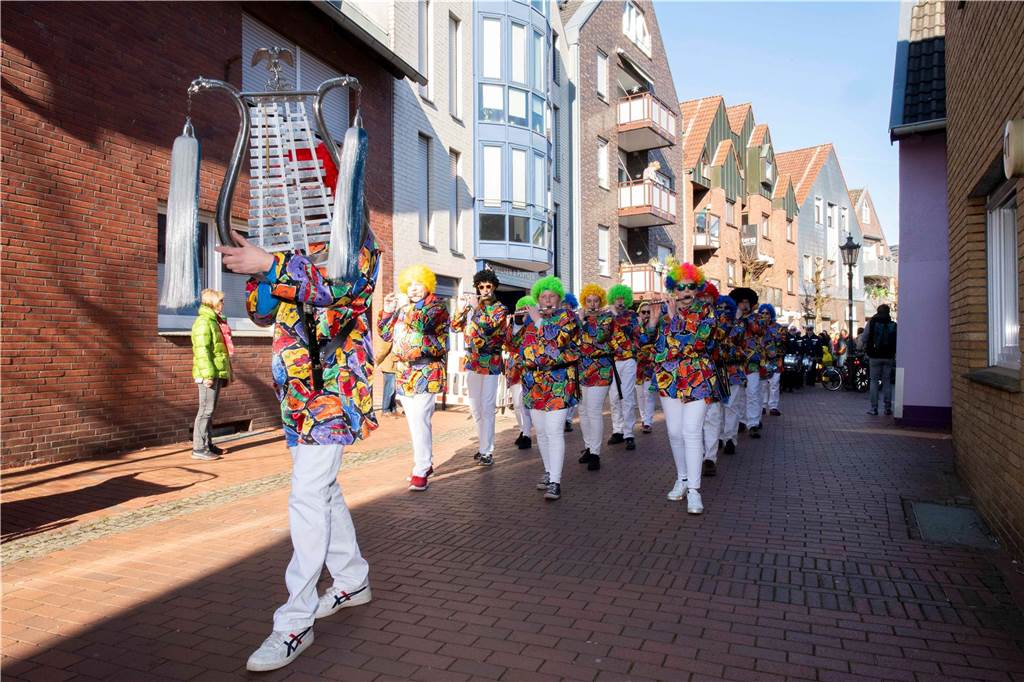 Viele liefen mit beim Kinderkarnevalszug durch Haltern, noch mehr standen am Straßenrand. Die Halterner scheinen etwas vermisst zu haben.
