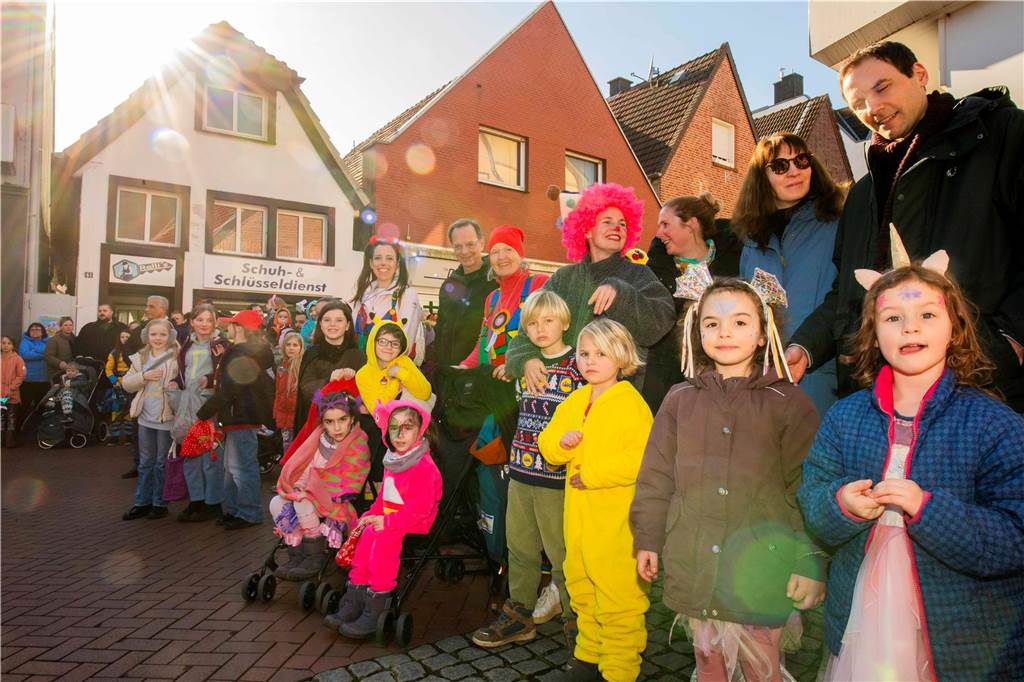 Viele liefen mit beim Kinderkarnevalszug durch Haltern, noch mehr standen am Straßenrand. Die Halterner scheinen etwas vermisst zu haben.