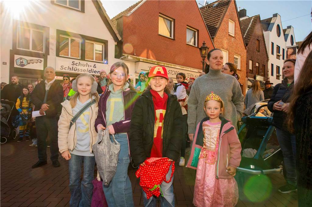Viele liefen mit beim Kinderkarnevalszug durch Haltern, noch mehr standen am Straßenrand. Die Halterner scheinen etwas vermisst zu haben.