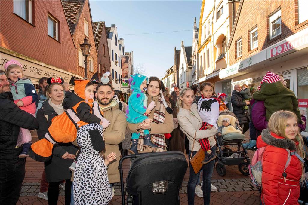 Viele liefen mit beim Kinderkarnevalszug durch Haltern, noch mehr standen am Straßenrand. Die Halterner scheinen etwas vermisst zu haben.