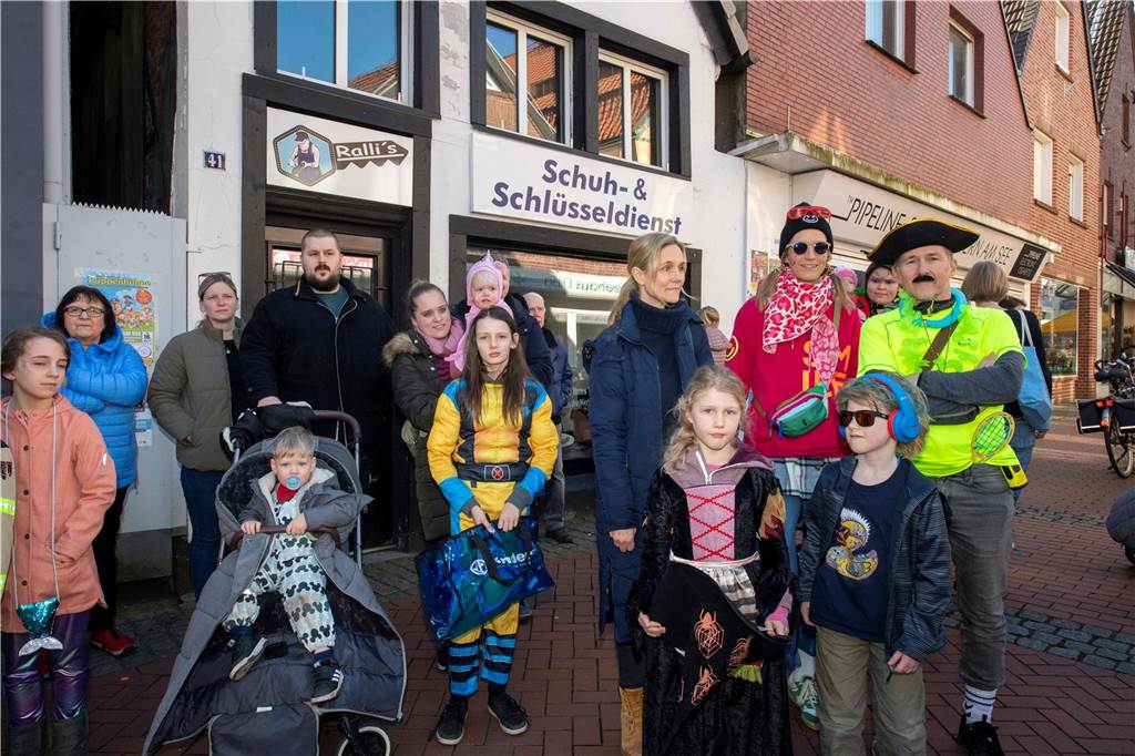 Viele liefen mit beim Kinderkarnevalszug durch Haltern, noch mehr standen am Straßenrand. Die Halterner scheinen etwas vermisst zu haben.