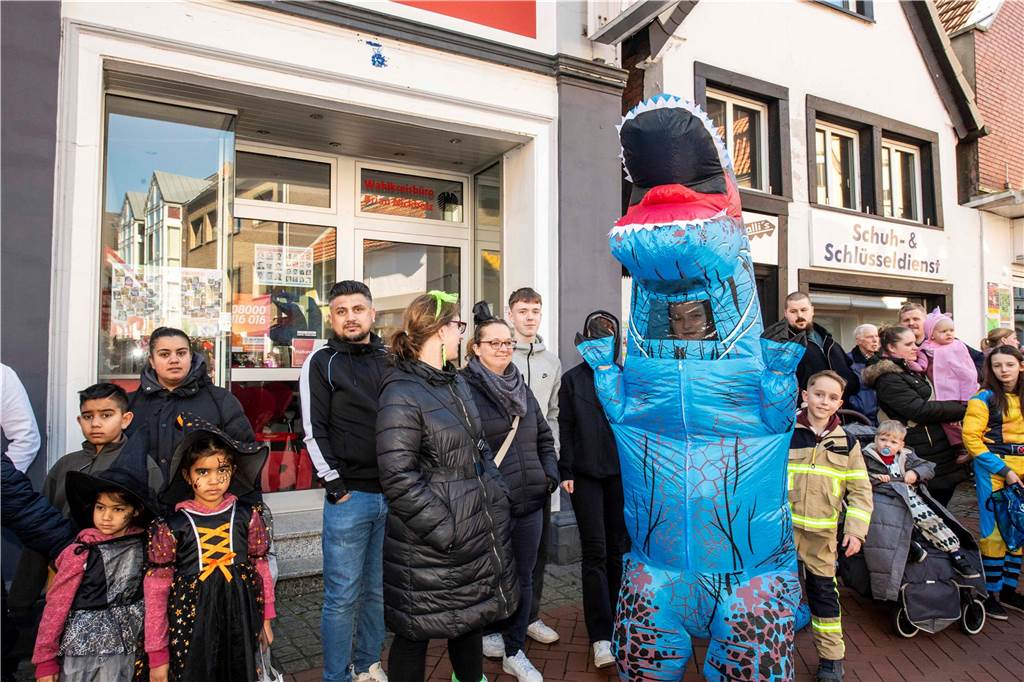 Viele liefen mit beim Kinderkarnevalszug durch Haltern, noch mehr standen am Straßenrand. Die Halterner scheinen etwas vermisst zu haben.