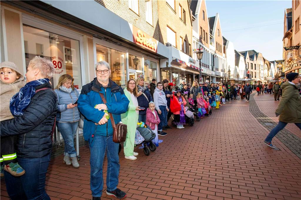 Viele liefen mit beim Kinderkarnevalszug durch Haltern, noch mehr standen am Straßenrand. Die Halterner scheinen etwas vermisst zu haben.