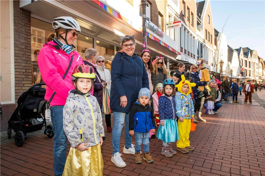 Viele liefen mit beim Kinderkarnevalszug durch Haltern, noch mehr standen am Straßenrand. Die Halterner scheinen etwas vermisst zu haben.