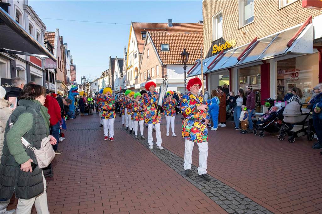 Viele liefen mit beim Kinderkarnevalszug durch Haltern, noch mehr standen am Straßenrand. Die Halterner scheinen etwas vermisst zu haben.