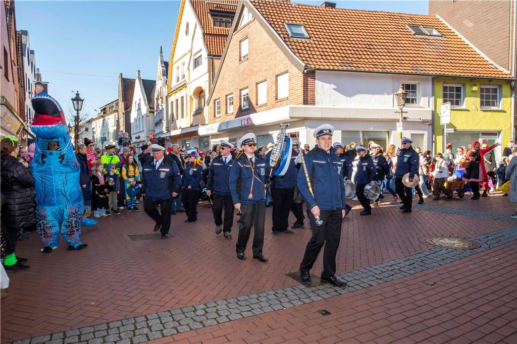 Viele liefen mit beim Kinderkarnevalszug durch Haltern, noch mehr standen am Straßenrand. Die Halterner scheinen etwas vermisst zu haben.