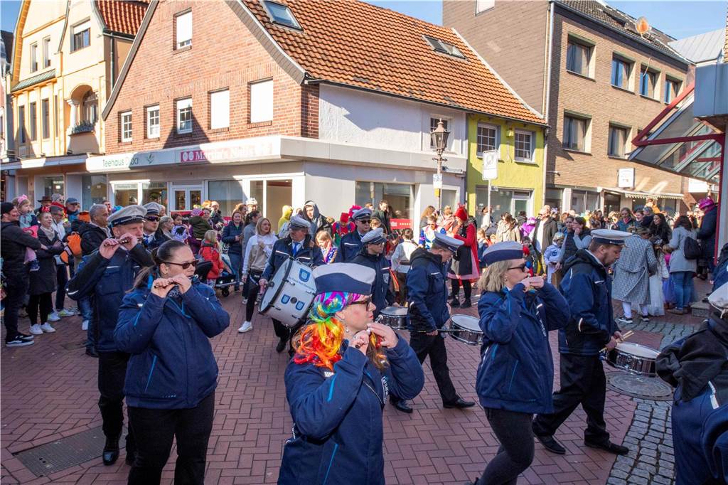 Viele liefen mit beim Kinderkarnevalszug durch Haltern, noch mehr standen am Straßenrand. Die Halterner scheinen etwas vermisst zu haben.