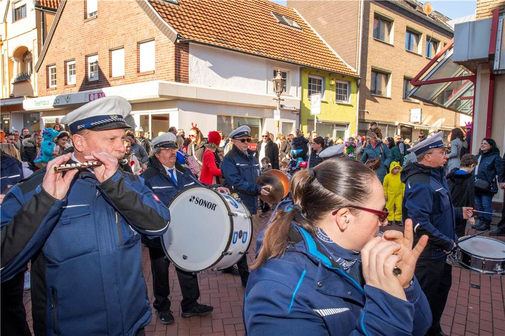 Viele liefen mit beim Kinderkarnevalszug durch Haltern, noch mehr standen am Straßenrand. Die Halterner scheinen etwas vermisst zu haben.