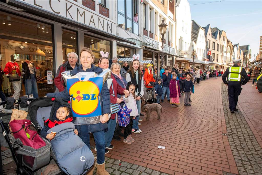 Viele liefen mit beim Kinderkarnevalszug durch Haltern, noch mehr standen am Straßenrand. Die Halterner scheinen etwas vermisst zu haben.