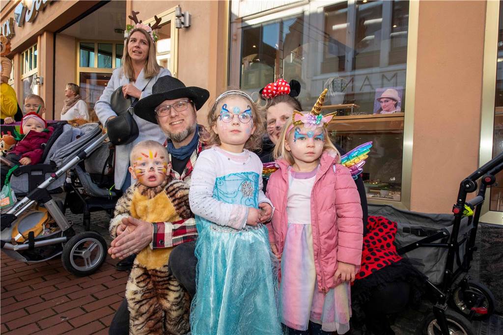 Viele liefen mit beim Kinderkarnevalszug durch Haltern, noch mehr standen am Straßenrand. Die Halterner scheinen etwas vermisst zu haben.