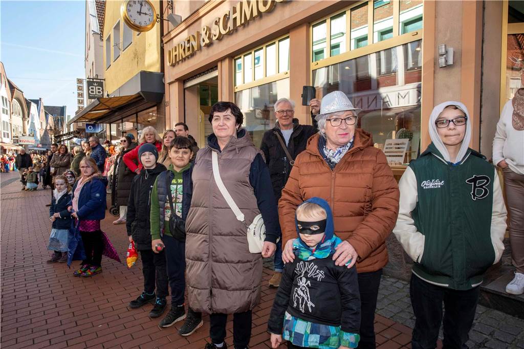 Viele liefen mit beim Kinderkarnevalszug durch Haltern, noch mehr standen am Straßenrand. Die Halterner scheinen etwas vermisst zu haben.