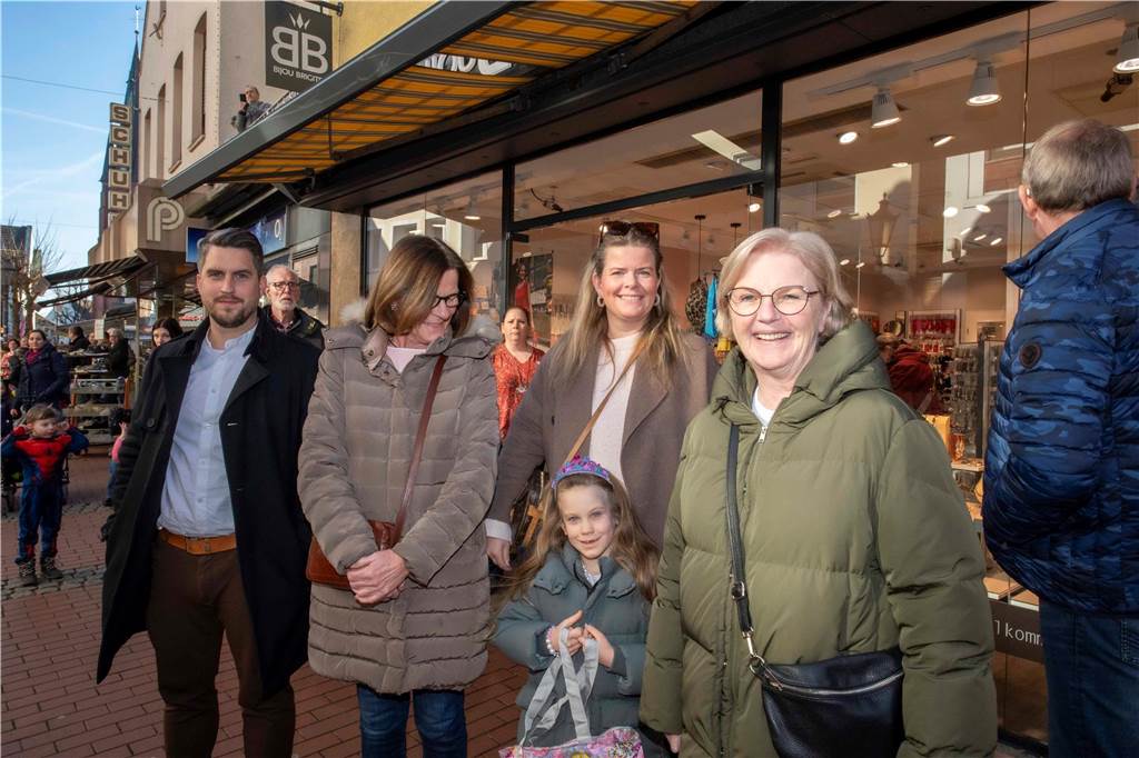 Viele liefen mit beim Kinderkarnevalszug durch Haltern, noch mehr standen am Straßenrand. Die Halterner scheinen etwas vermisst zu haben.