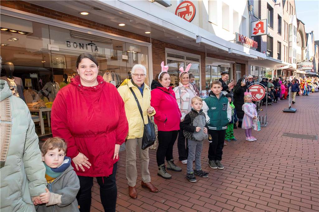 Viele liefen mit beim Kinderkarnevalszug durch Haltern, noch mehr standen am Straßenrand. Die Halterner scheinen etwas vermisst zu haben.