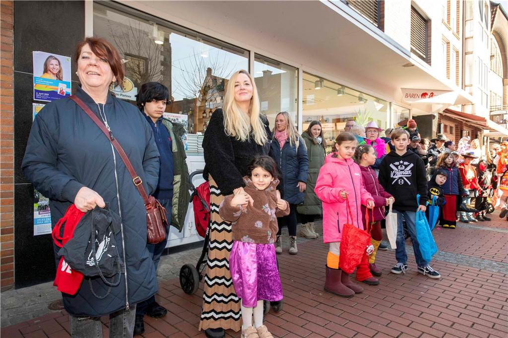 Viele liefen mit beim Kinderkarnevalszug durch Haltern, noch mehr standen am Straßenrand. Die Halterner scheinen etwas vermisst zu haben.