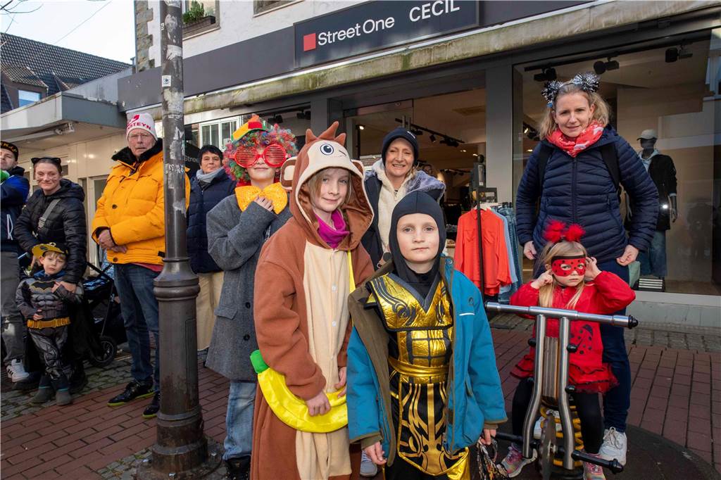 Viele liefen mit beim Kinderkarnevalszug durch Haltern, noch mehr standen am Straßenrand. Die Halterner scheinen etwas vermisst zu haben.