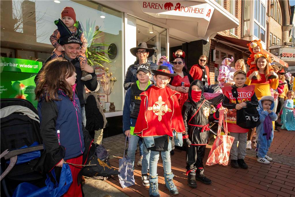 Viele liefen mit beim Kinderkarnevalszug durch Haltern, noch mehr standen am Straßenrand. Die Halterner scheinen etwas vermisst zu haben.