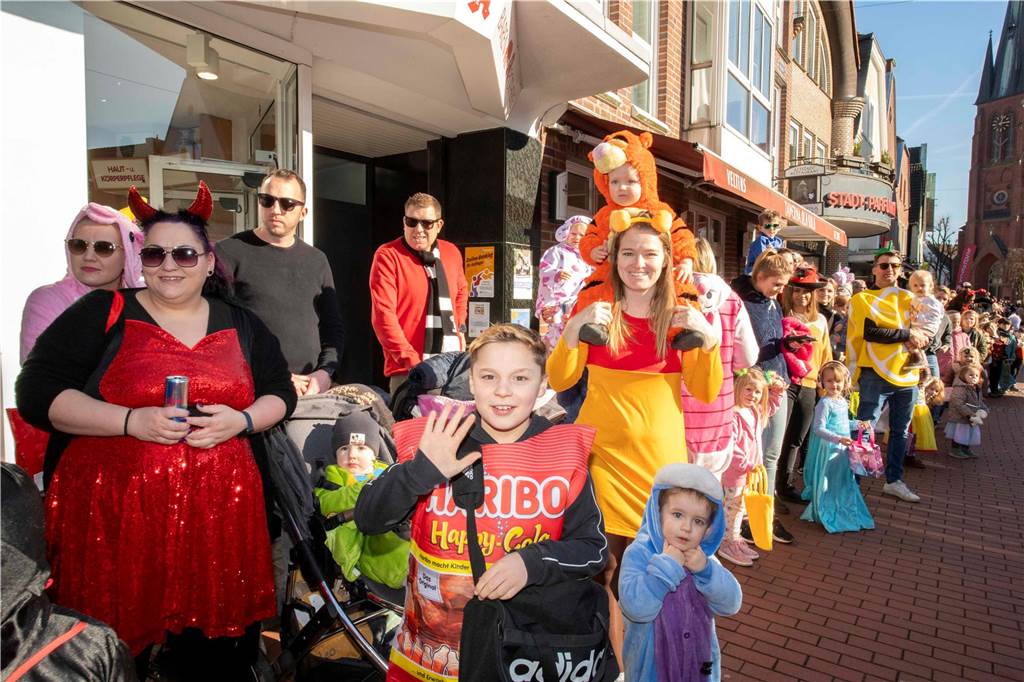 Viele liefen mit beim Kinderkarnevalszug durch Haltern, noch mehr standen am Straßenrand. Die Halterner scheinen etwas vermisst zu haben.