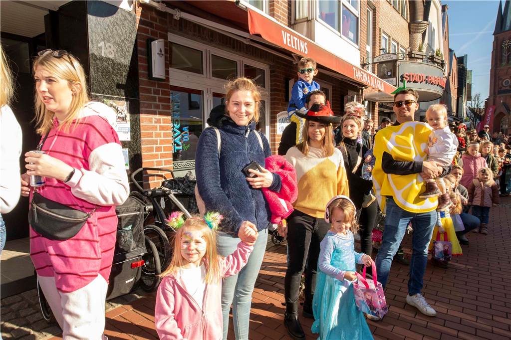 Viele liefen mit beim Kinderkarnevalszug durch Haltern, noch mehr standen am Straßenrand. Die Halterner scheinen etwas vermisst zu haben.