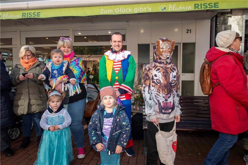 Viele liefen mit beim Kinderkarnevalszug durch Haltern, noch mehr standen am Straßenrand. Die Halterner scheinen etwas vermisst zu haben.