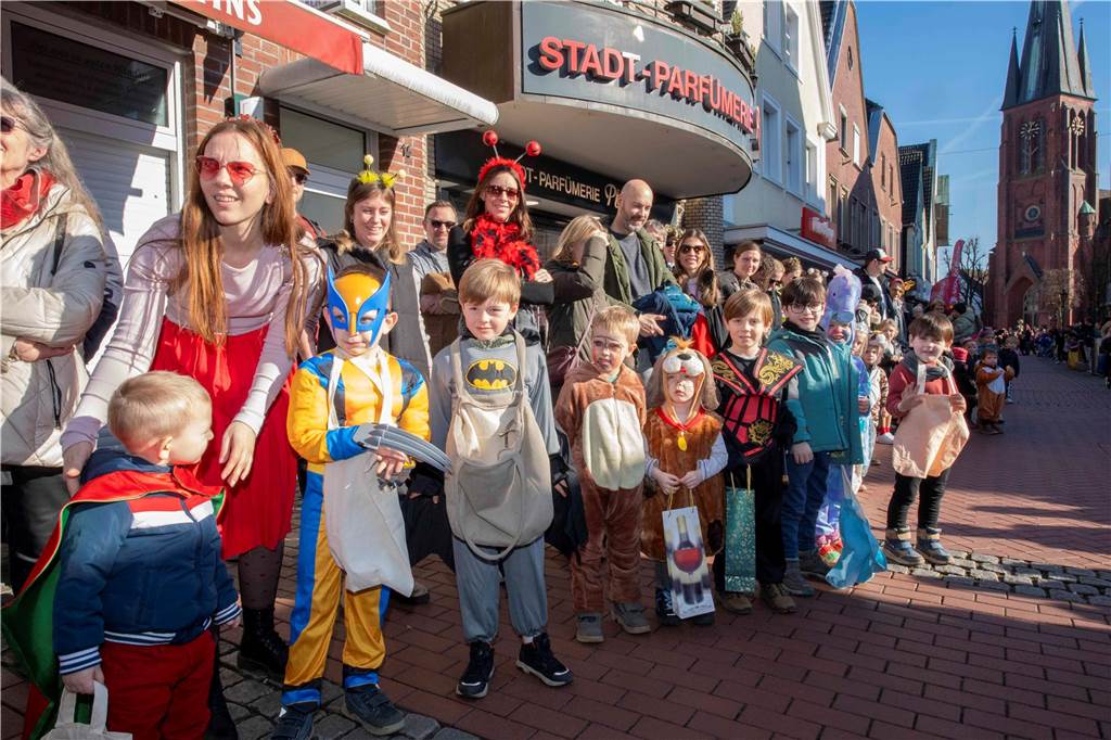 Viele liefen mit beim Kinderkarnevalszug durch Haltern, noch mehr standen am Straßenrand. Die Halterner scheinen etwas vermisst zu haben.
