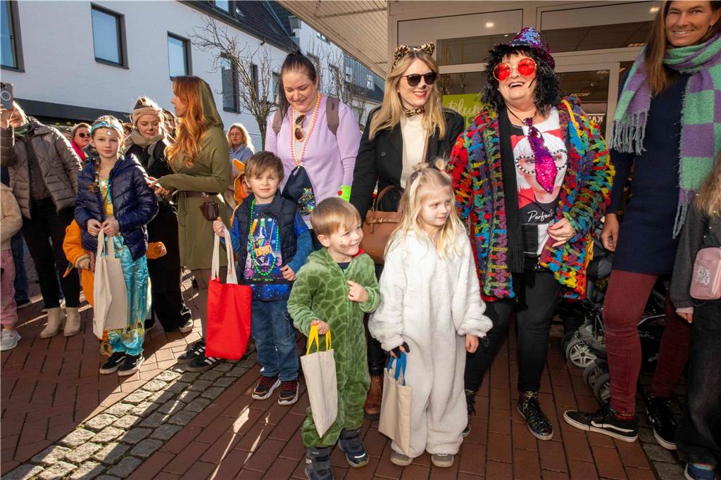 Viele liefen mit beim Kinderkarnevalszug durch Haltern, noch mehr standen am Straßenrand. Die Halterner scheinen etwas vermisst zu haben.