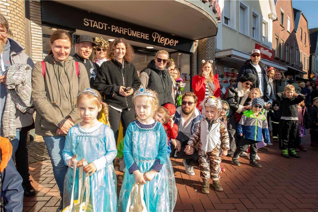 Viele liefen mit beim Kinderkarnevalszug durch Haltern, noch mehr standen am Straßenrand. Die Halterner scheinen etwas vermisst zu haben.