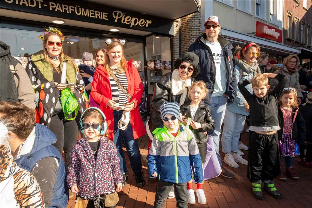 Viele liefen mit beim Kinderkarnevalszug durch Haltern, noch mehr standen am Straßenrand. Die Halterner scheinen etwas vermisst zu haben.