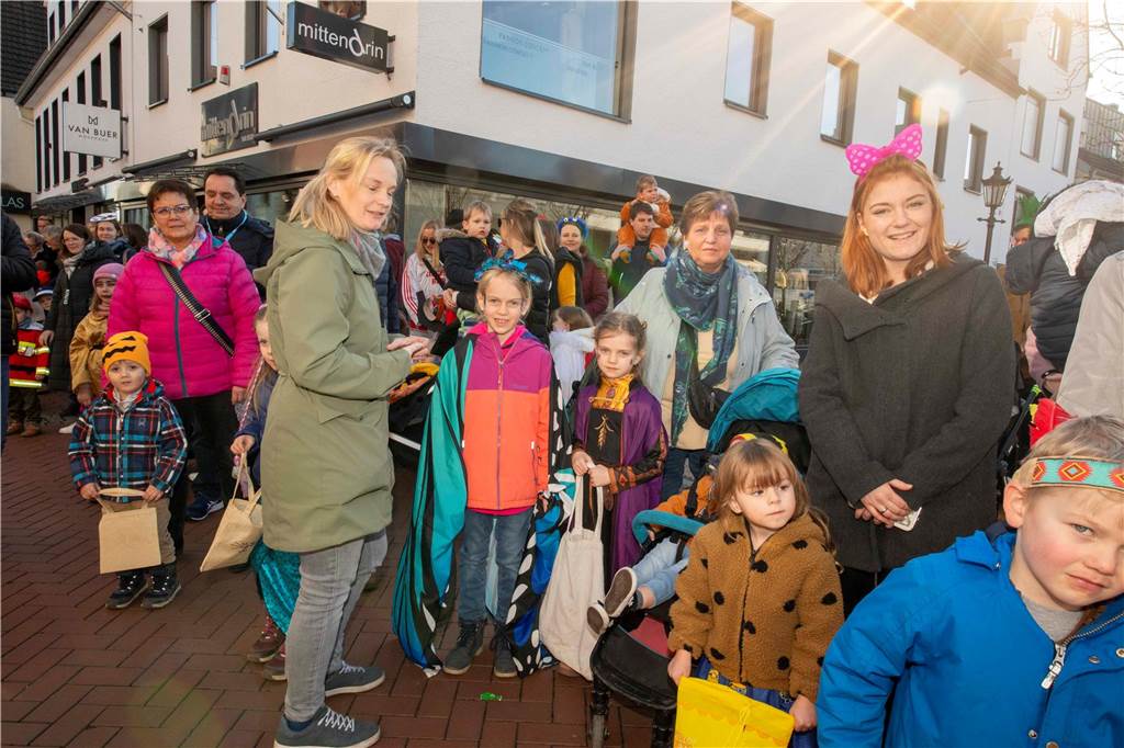 Viele liefen mit beim Kinderkarnevalszug durch Haltern, noch mehr standen am Straßenrand. Die Halterner scheinen etwas vermisst zu haben.
