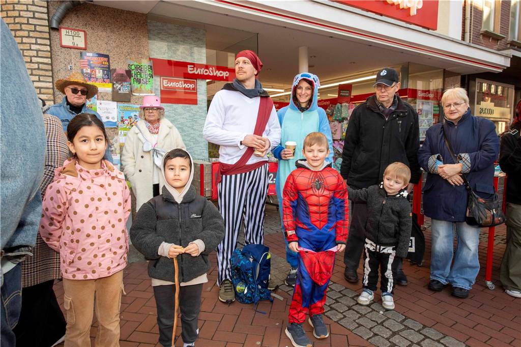 Viele liefen mit beim Kinderkarnevalszug durch Haltern, noch mehr standen am Straßenrand. Die Halterner scheinen etwas vermisst zu haben.