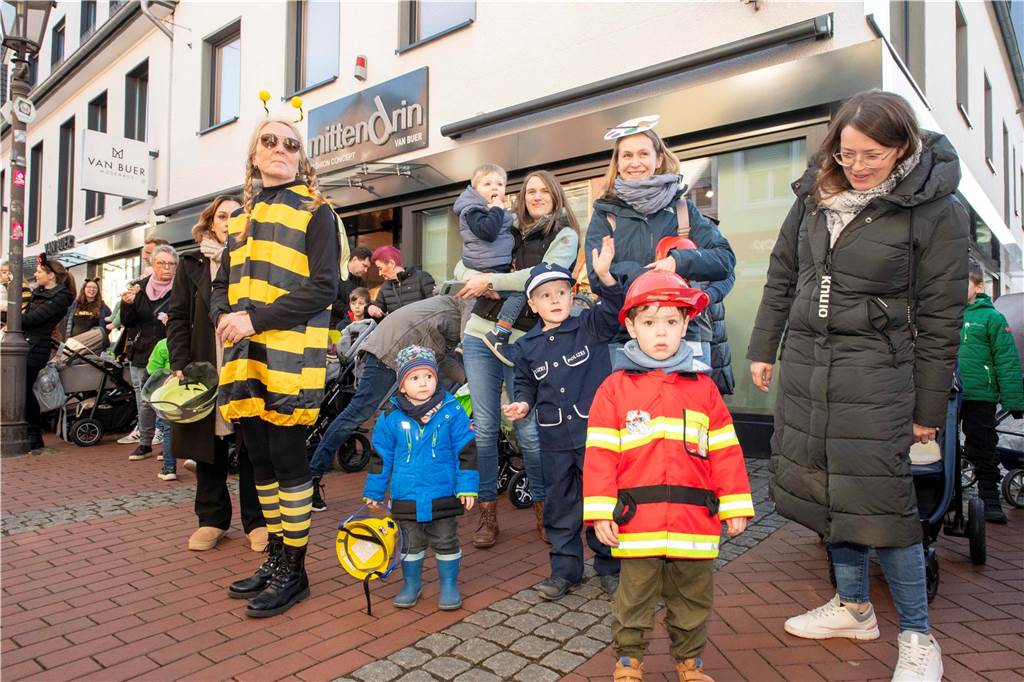 Viele liefen mit beim Kinderkarnevalszug durch Haltern, noch mehr standen am Straßenrand. Die Halterner scheinen etwas vermisst zu haben.