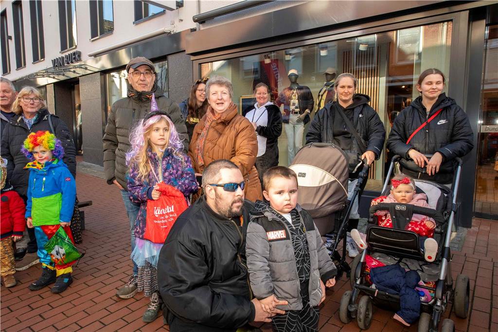 Viele liefen mit beim Kinderkarnevalszug durch Haltern, noch mehr standen am Straßenrand. Die Halterner scheinen etwas vermisst zu haben.