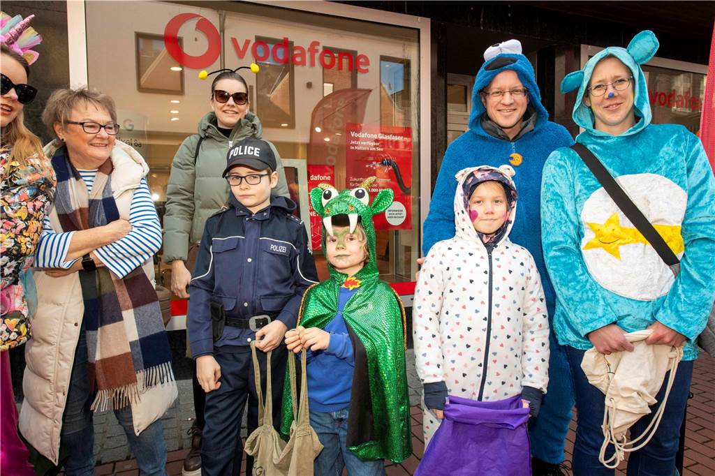 Viele liefen mit beim Kinderkarnevalszug durch Haltern, noch mehr standen am Straßenrand. Die Halterner scheinen etwas vermisst zu haben.