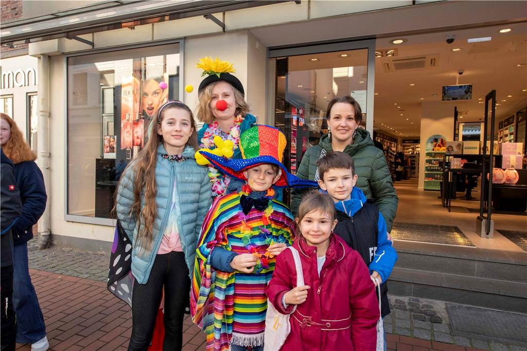 Viele liefen mit beim Kinderkarnevalszug durch Haltern, noch mehr standen am Straßenrand. Die Halterner scheinen etwas vermisst zu haben.