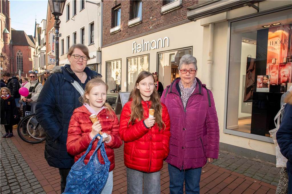 Viele liefen mit beim Kinderkarnevalszug durch Haltern, noch mehr standen am Straßenrand. Die Halterner scheinen etwas vermisst zu haben.
