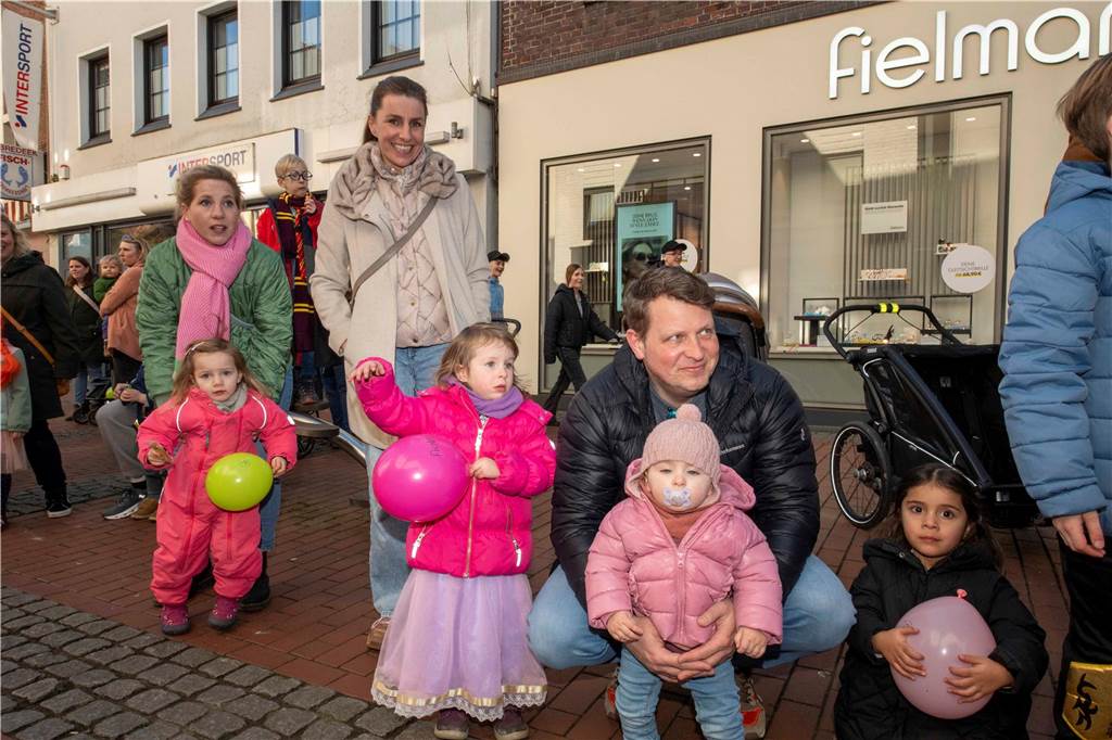 Viele liefen mit beim Kinderkarnevalszug durch Haltern, noch mehr standen am Straßenrand. Die Halterner scheinen etwas vermisst zu haben.