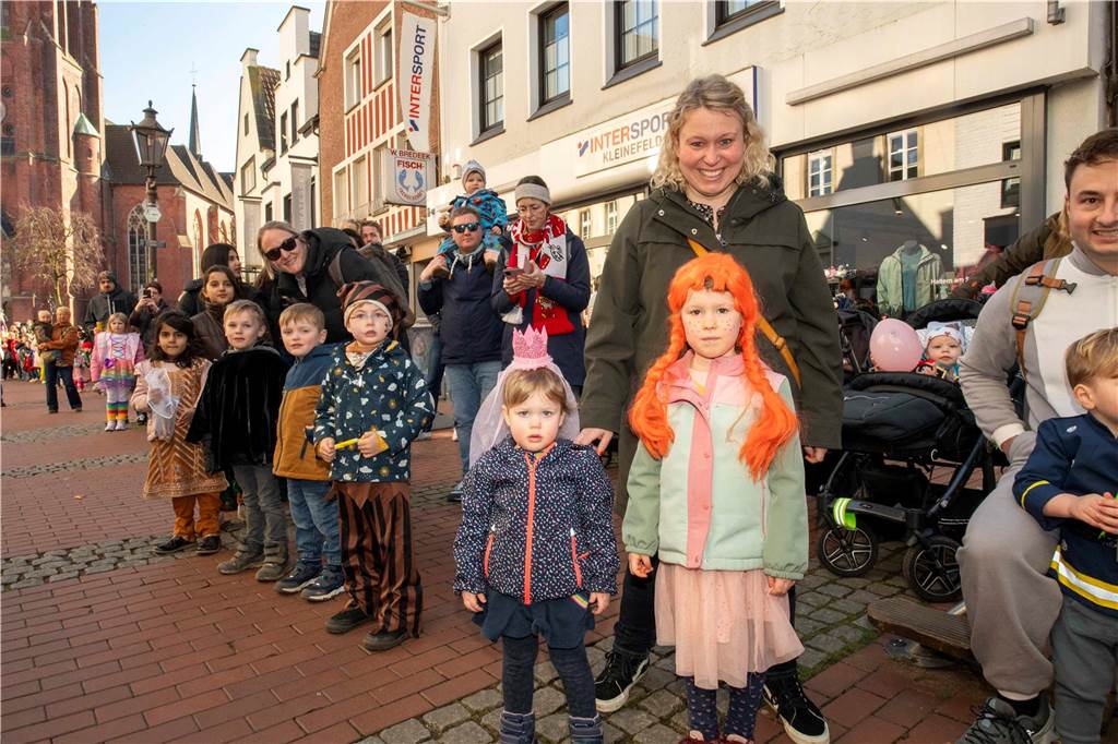 Viele liefen mit beim Kinderkarnevalszug durch Haltern, noch mehr standen am Straßenrand. Die Halterner scheinen etwas vermisst zu haben.