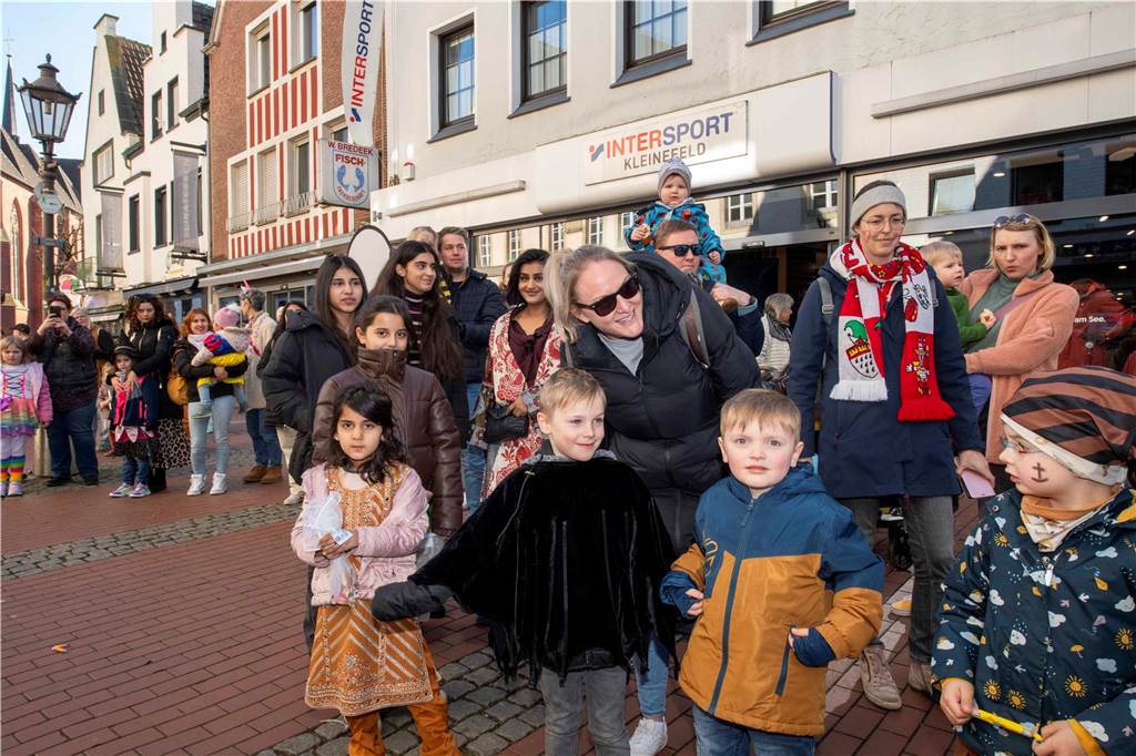 Viele liefen mit beim Kinderkarnevalszug durch Haltern, noch mehr standen am Straßenrand. Die Halterner scheinen etwas vermisst zu haben.