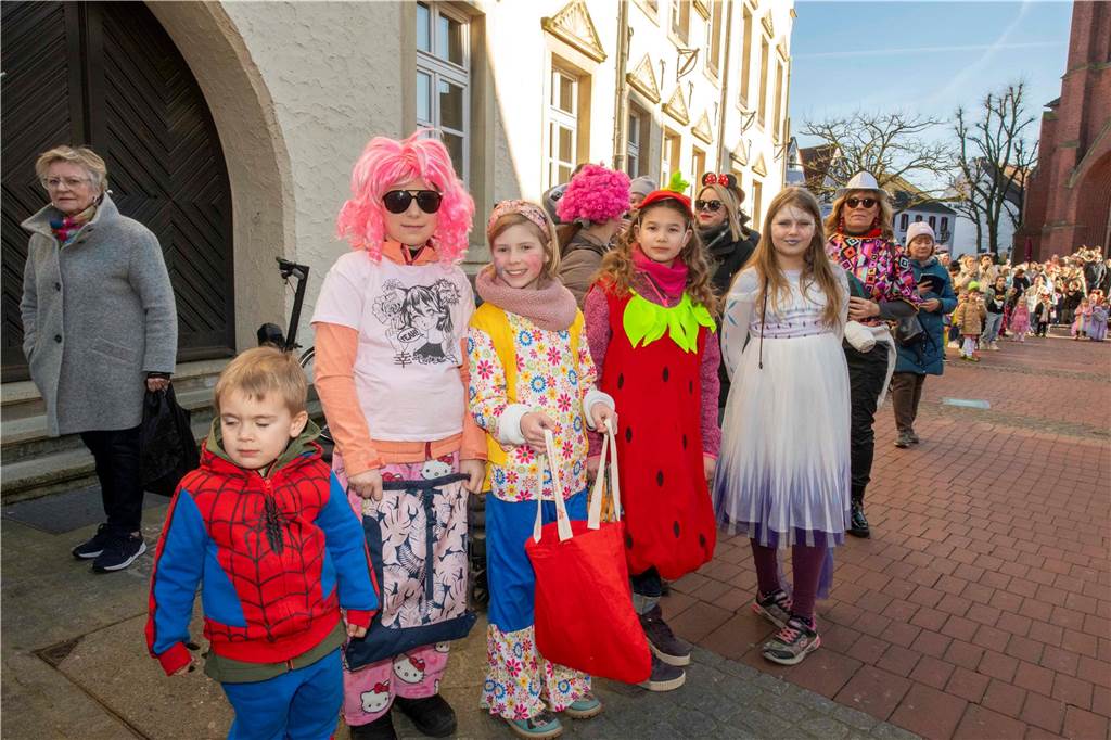 Viele liefen mit beim Kinderkarnevalszug durch Haltern, noch mehr standen am Straßenrand. Die Halterner scheinen etwas vermisst zu haben.