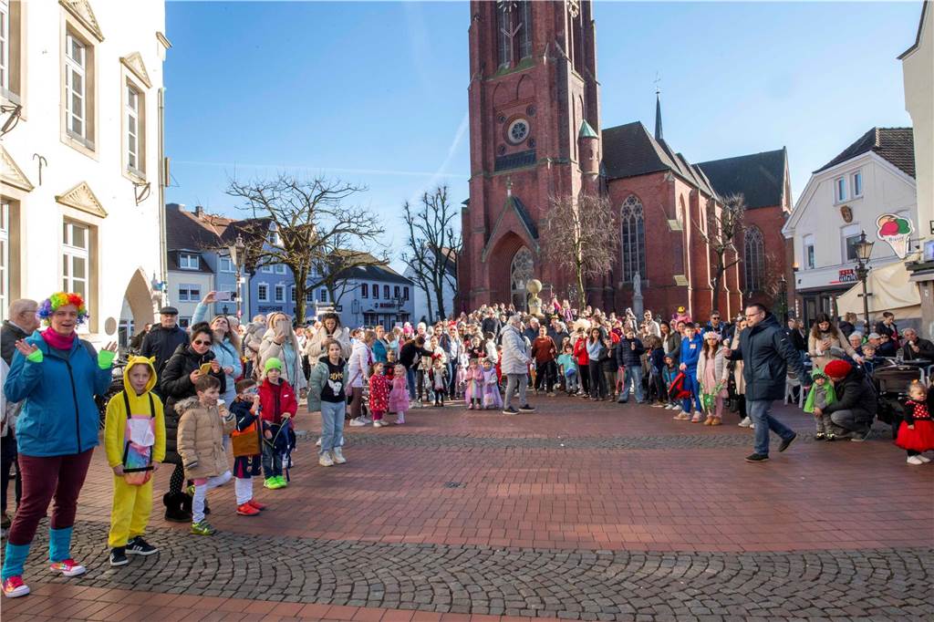 Viele liefen mit beim Kinderkarnevalszug durch Haltern, noch mehr standen am Straßenrand. Die Halterner scheinen etwas vermisst zu haben.