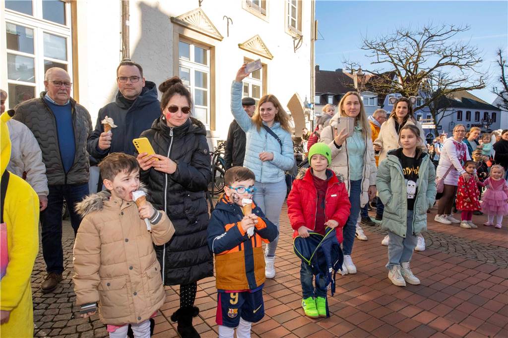 Viele liefen mit beim Kinderkarnevalszug durch Haltern, noch mehr standen am Straßenrand. Die Halterner scheinen etwas vermisst zu haben.