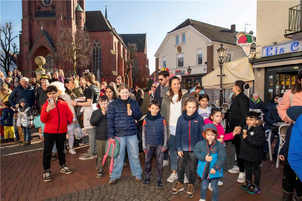 Viele liefen mit beim Kinderkarnevalszug durch Haltern, noch mehr standen am Straßenrand. Die Halterner scheinen etwas vermisst zu haben.