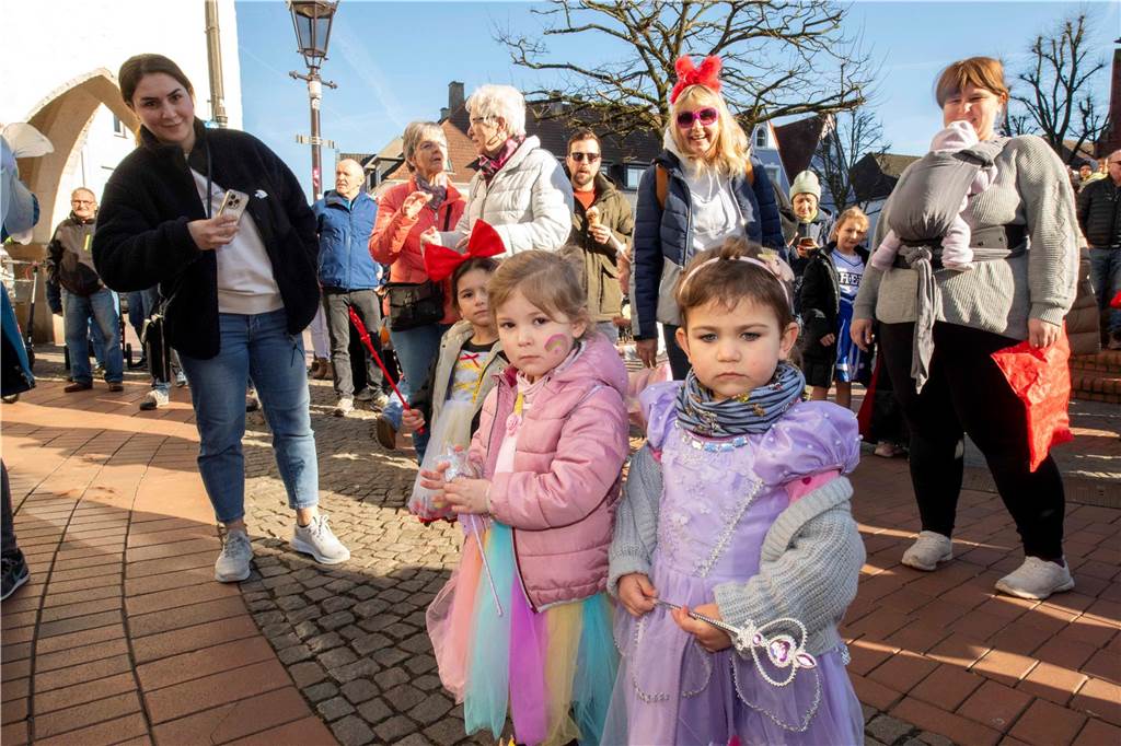 Viele liefen mit beim Kinderkarnevalszug durch Haltern, noch mehr standen am Straßenrand. Die Halterner scheinen etwas vermisst zu haben.