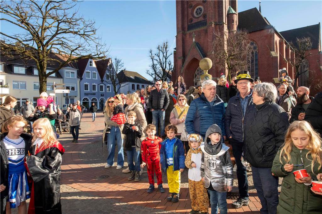 Viele liefen mit beim Kinderkarnevalszug durch Haltern, noch mehr standen am Straßenrand. Die Halterner scheinen etwas vermisst zu haben.